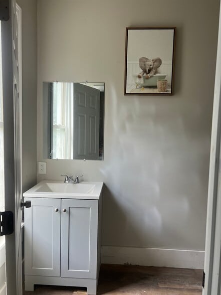 bathroom 1 - 481 Sherman St