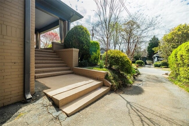 Building Photo - 620 Park Dr NE