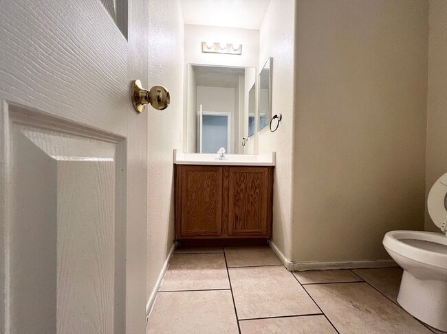 Building Photo - Beautiful 2 story single family house