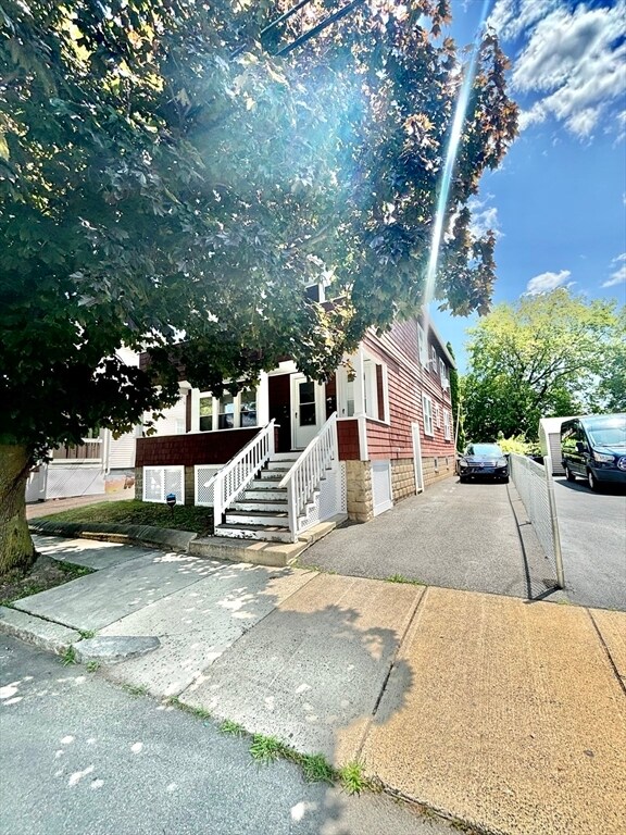 Building Photo - 137 Mills St