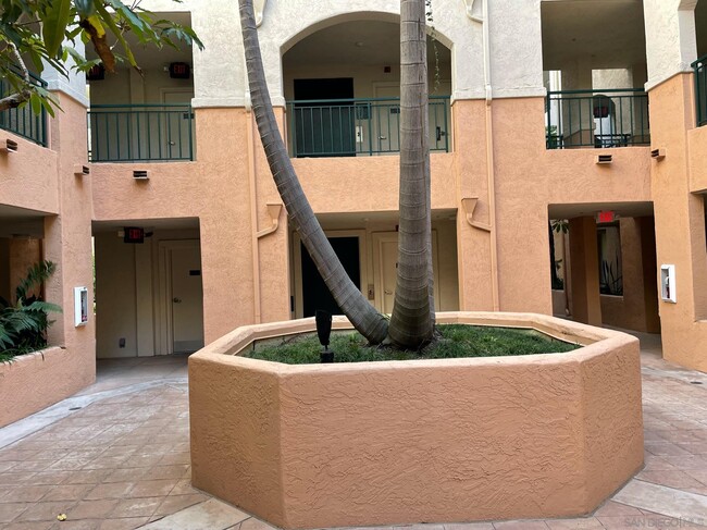 Building Photo - 640 Camino De La Reina