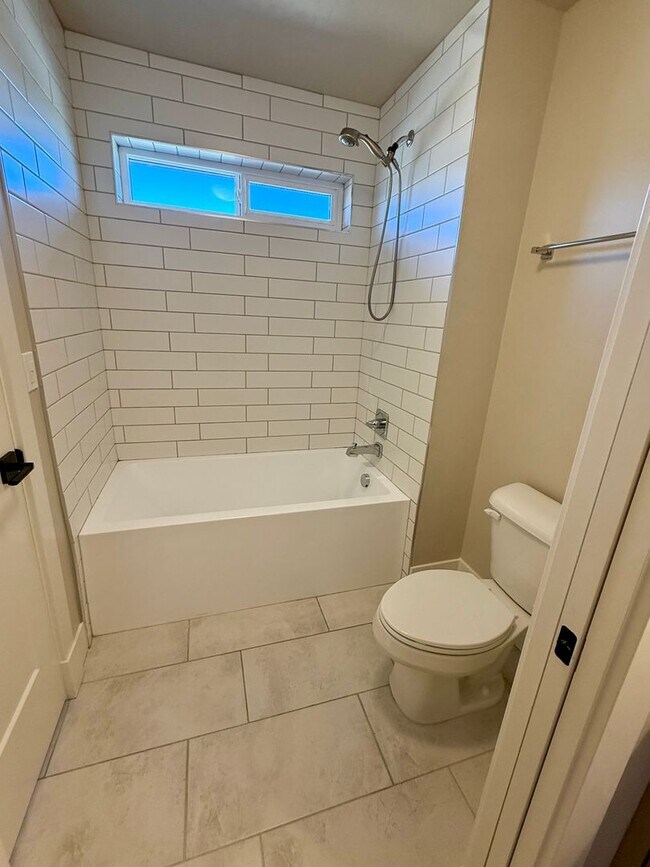 Building Photo - Welcome to this stunning 5-bedroom, 3.5-ba...