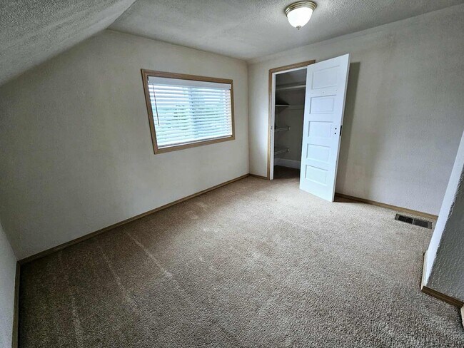 Building Photo - Charming house in desirable downtown Sumner