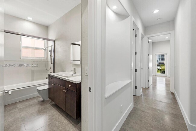 Building Photo - 552 Palm Dr