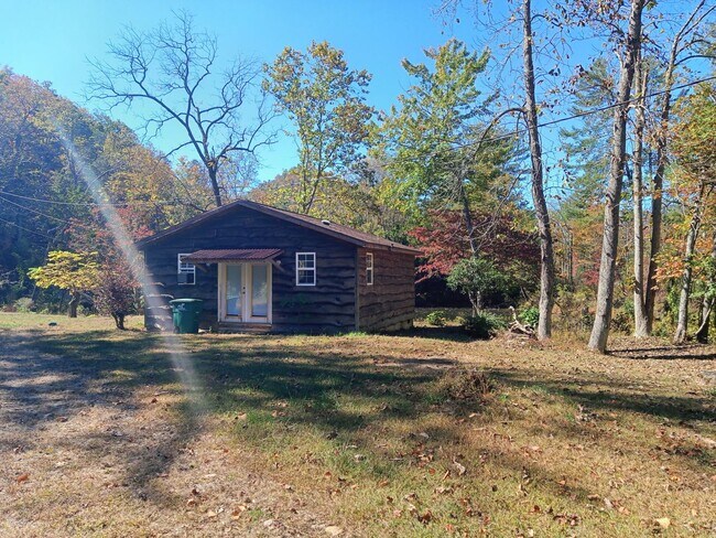 Building Photo - Beautiful One Bedroom Cabin on your own Pr...