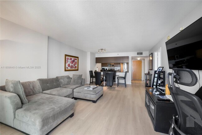 Building Photo - 1200 Brickell Bay Dr