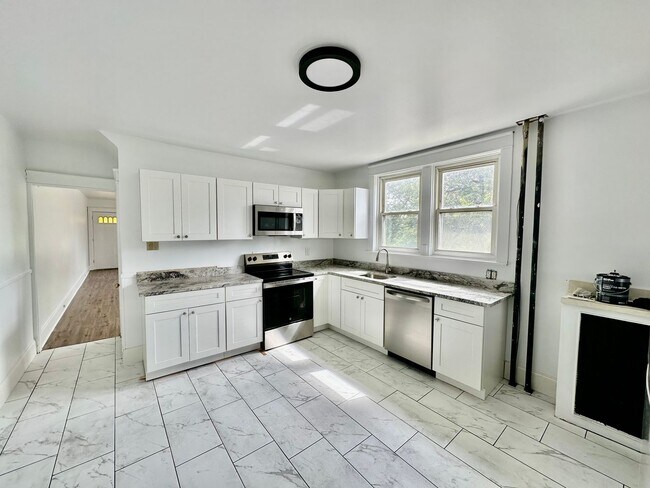 Building Photo - Large end of row 3 bedroom home located in...