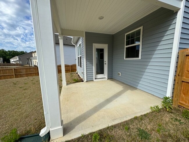 Building Photo - The Grove at Neill's Pointe