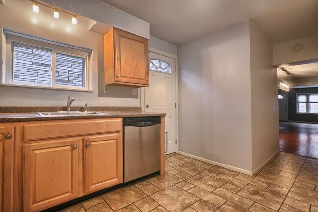 Building Photo - Charming 3 bed, 2 bath, south side flats h...