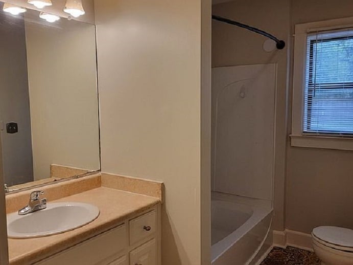 Building Photo - 804 Davis Ave