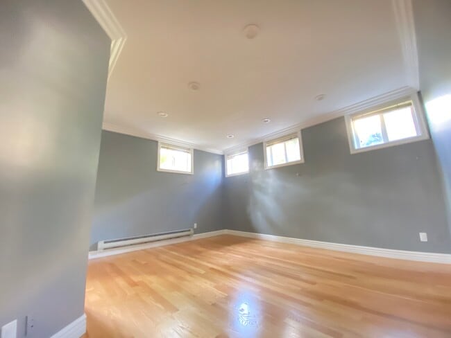 Building Photo - 152 S Peck Dr