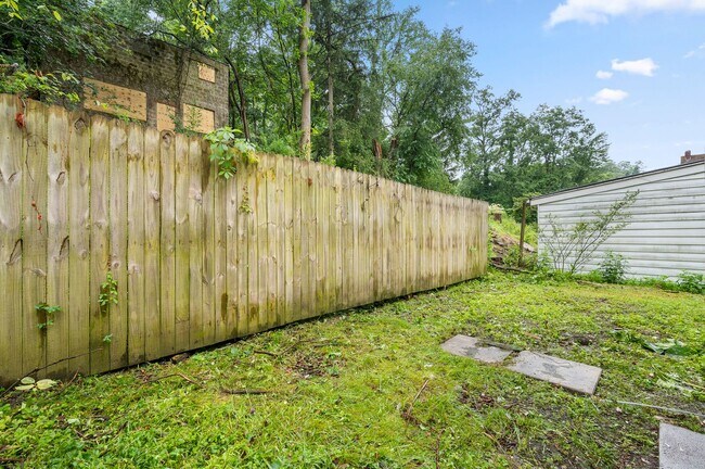 Building Photo - Updated 3 Bed, 1 Bath with Central AC, Laundry in Basement! Available Early June