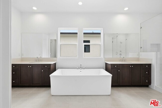 Building Photo - 20568 Edgewood Ct