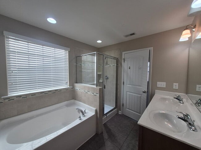 Building Photo - 284 River Oak St