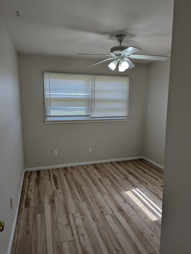 Building Photo - 2322 62