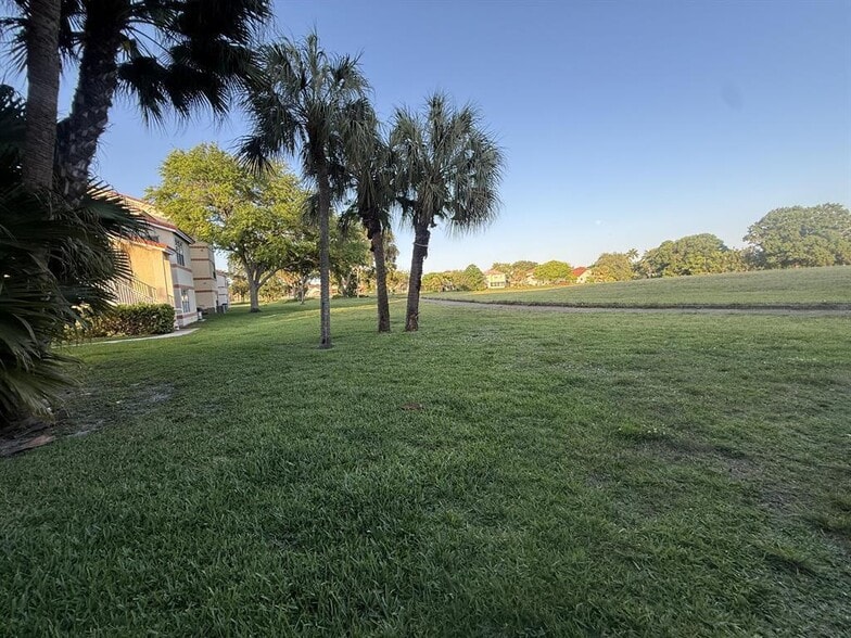 Building Photo - 3390 Pinewalk Dr N