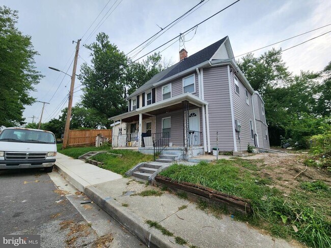 Building Photo - 523 Wellesley St
