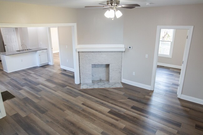 Building Photo - Gorgeous 4 Bedroom Home in Huffman Histori...