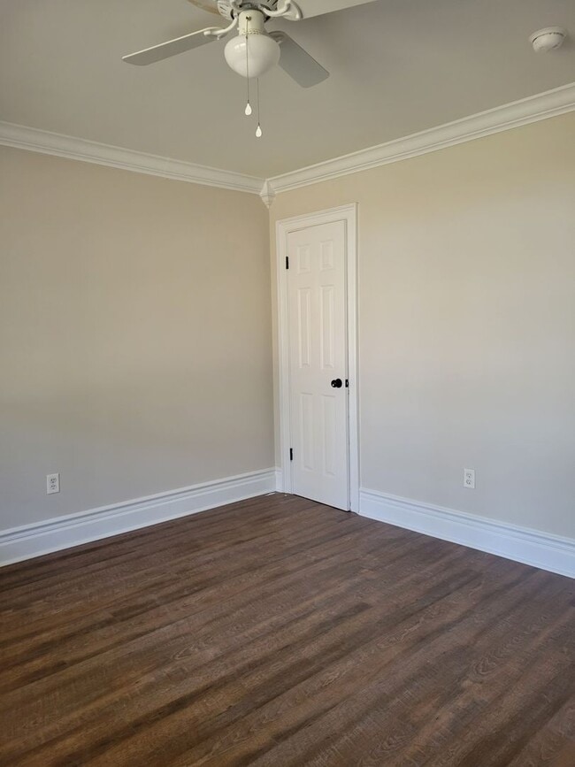 Building Photo - Newly renovated 2 bedroom 1 bath duplex!