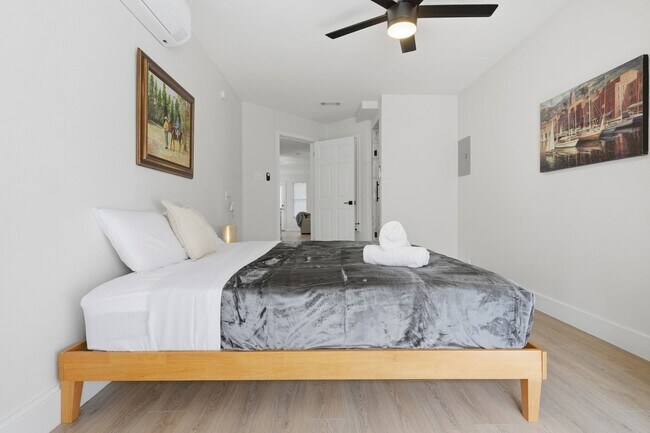 Building Photo - 4 bed with back yard in great East side location.