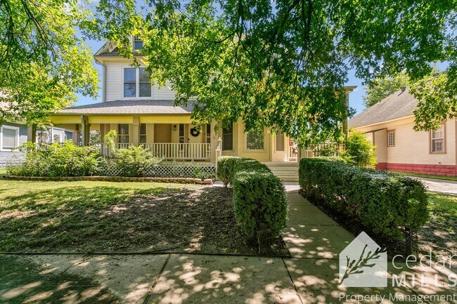 Building Photo - EXTRAORDINARY historic rental opportunity in Delano!!!!!! Move in Special!