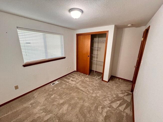 Building Photo - 3Bed 2Bath Single Level Avail. April 7th Move-In