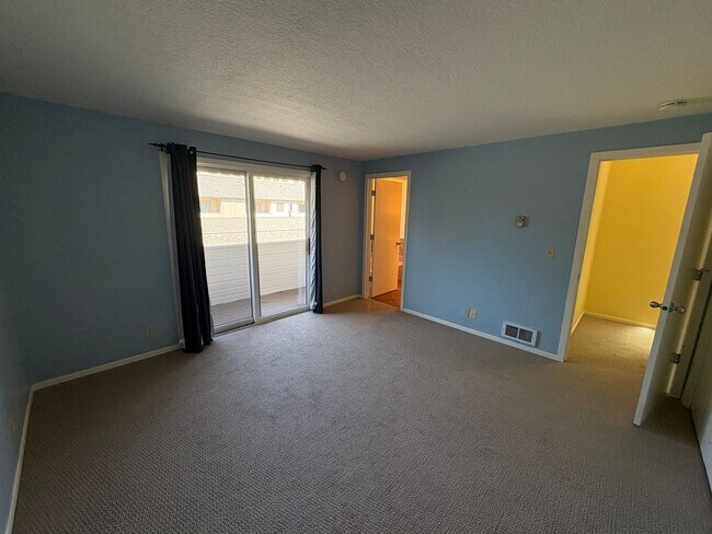 Building Photo - 2 Bed/2.5 Bath Townhome with Garage, Pool and Tennis Court