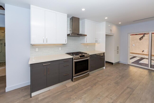 Building Photo - 6850 Encino Ave