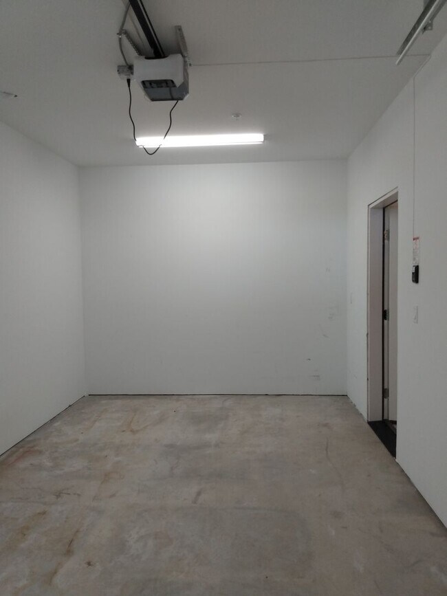 Building Photo - 3 BD/2 BA -Two-Level Townhome, 1bdrm lower...