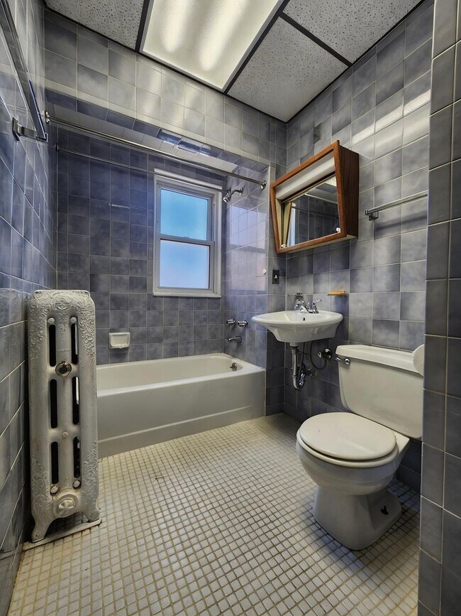 Building Photo - Large 3-bed/1-bath Apartment in the Heart of Rogers Park!