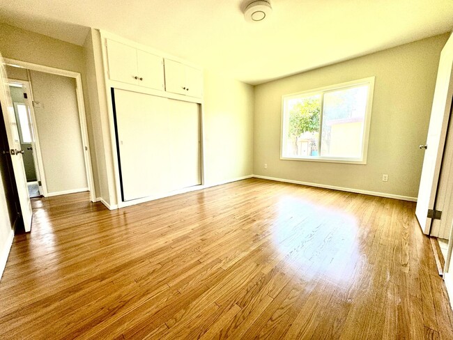 Building Photo - Charming 3 bedroom, 2 bath completely remo...