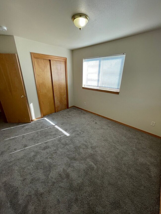 Building Photo - 404 River Ave