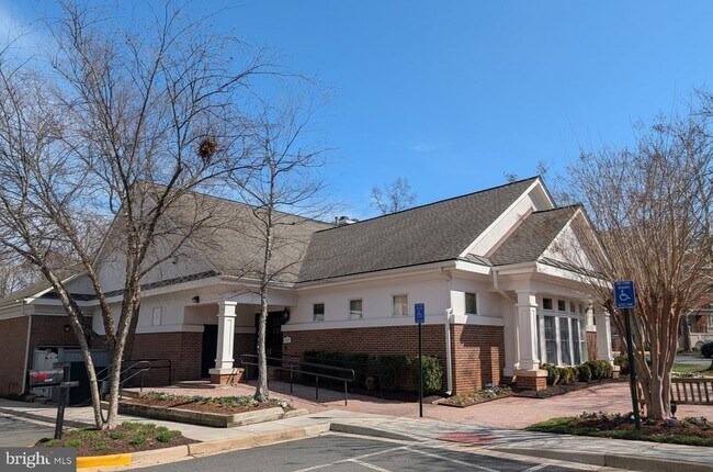 Building Photo - 1891 Crescent Park Dr