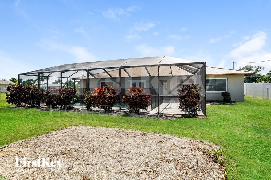 Building Photo - 4104 SW 7th Ave