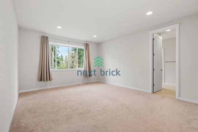 Building Photo - 5 BED & 3.5 BATH FOR RENT