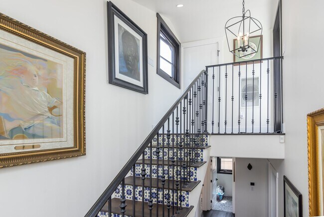 Building Photo - Prime Single Family Home