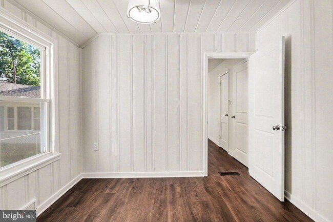 Building Photo - 105 Oak Hill Dr