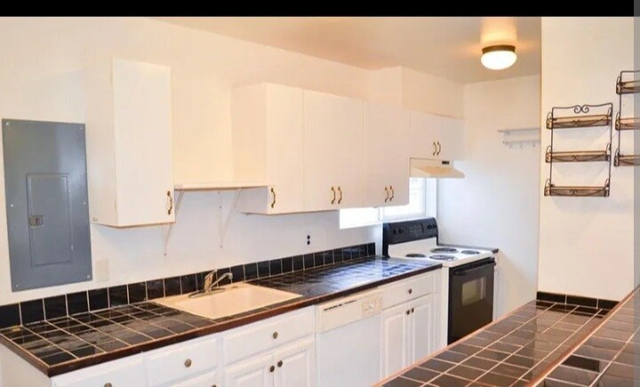 Building Photo - 1731 NE Northgate Way