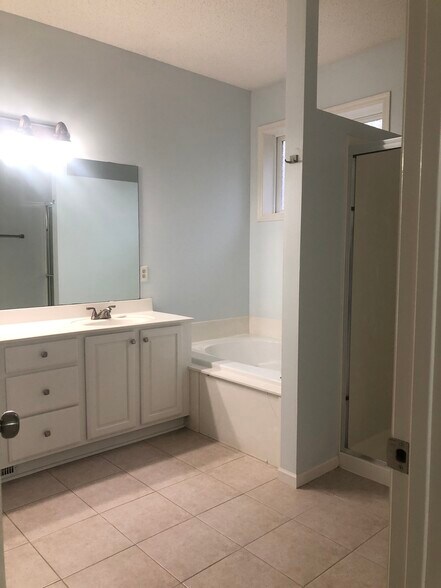 Building Photo - 1680 Oakbrooke Ct