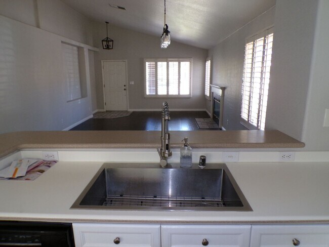 Building Photo - Beautiful East Modesto Home located in Sylvan School District