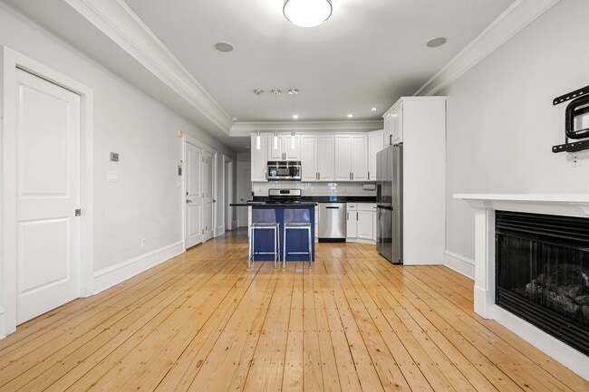 Building Photo - 703 E 4th St