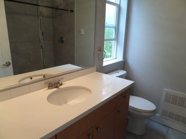 Building Photo - Super Nice 2-Bedroom Townhouse w/Attached ...