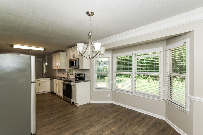 Building Photo - Fantastic 4bd/2ba home! Let yourself in!
