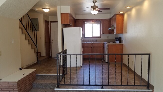 Building Photo - FREE RENT! 2x1 Townhome on Miller St S