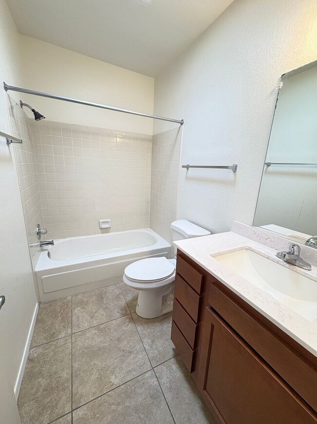 Building Photo - Townhome Cute 2bd/2ba