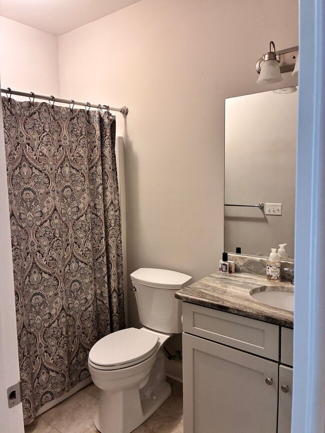 Building Photo - 4 bed 4.5 bath unit in West End neighborhood!