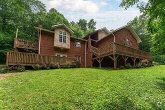 Building Photo - Mountain Retreat! -Bonus Spaces!
