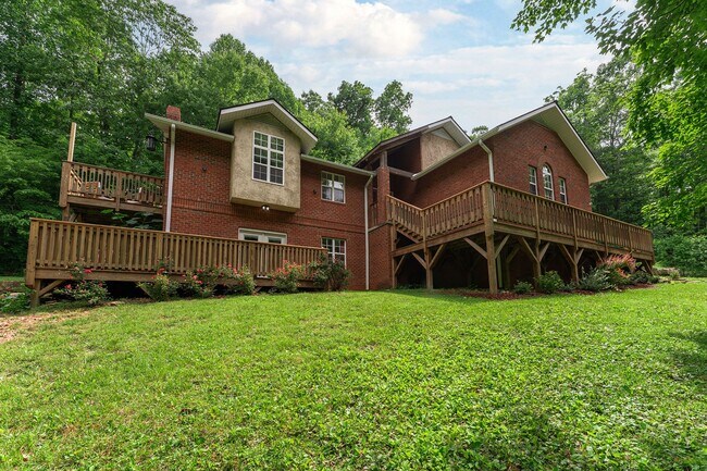 Primary Photo - Mountain Retreat! -Bonus Spaces!