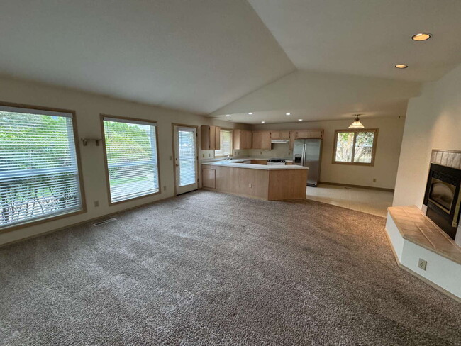 Building Photo - *Half-Off Third Months Rent* Spacious Single-level Home in Newer Milwaukie Neighborhood