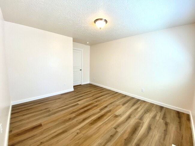 Building Photo - 4 bedroom PLUS office or 5th bedroom in NW Meridian Avail Mid August